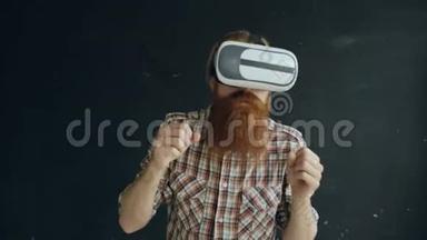 戴虚拟现实耳机、黑底VR<strong>格斗游戏</strong>的大胡子男子